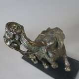 Elefant im Kampf mit zwei Löwen - Skulptur, Gelbgu… - фото 6