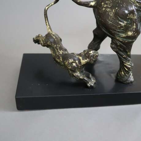 Elefant im Kampf mit zwei Löwen - Skulptur, Gelbgu… - photo 7