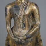 Stehende Buddhafigur - Thailand, Bronze mit Resten… - фото 4
