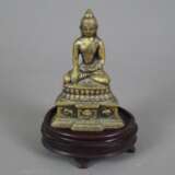 Buddha Shakyamuni - Indien, Gelbbronze, auf gestuf… - фото 1