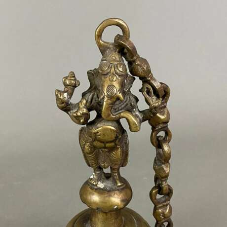 Tempelglocke mit vollrunder Ganesha-Figur als Bekr… - Foto 2