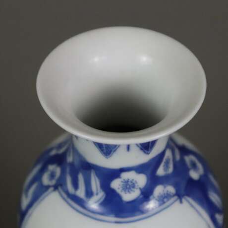 Blau-weiße Balustervase - China 20.Jh., dekoriert… - фото 3
