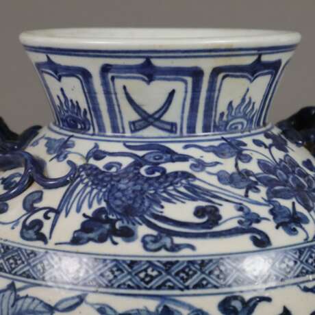 Blau-weiße Vase - Porzellan, runde gebauchte Wandu… - фото 3
