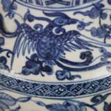 Blau-weiße Vase - Porzellan, runde gebauchte Wandu… - фото 4