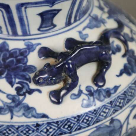 Blau-weiße Vase - Porzellan, runde gebauchte Wandu… - photo 5