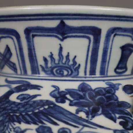 Blau-weiße Vase - Porzellan, runde gebauchte Wandu… - фото 7