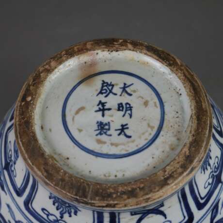 Blau-weiße Vase - Porzellan, runde gebauchte Wandu… - фото 9