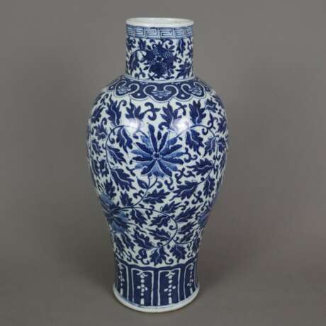 Blau-weiße Balustervase - China, späte Qing-Dynast… - фото 1