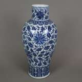 Blau-weiße Balustervase - China, späte Qing-Dynast… - фото 1