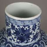 Blau-weiße Balustervase - China, späte Qing-Dynast… - фото 2