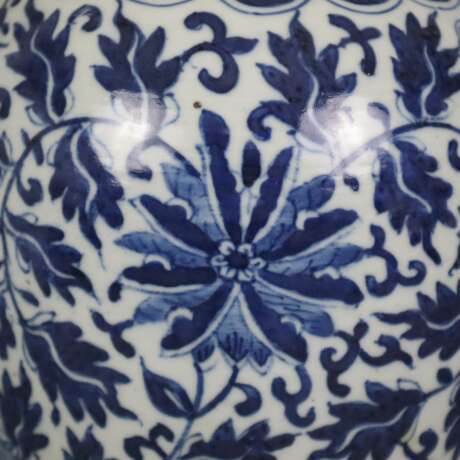 Blau-weiße Balustervase - China, späte Qing-Dynast… - фото 4