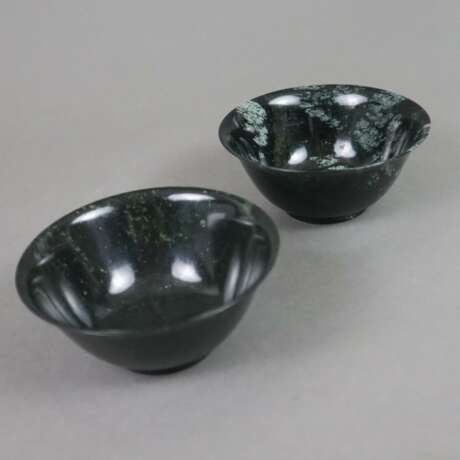 Ein Paar Jadeschalen - China, dunkle Jade im Aufli… - Foto 1
