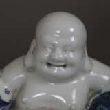 Budai-Figur - China 20. Jh., Porzellan, in liegend… - Foto 2