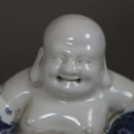 Budai-Figur - China 20. Jh., Porzellan, in liegend… - photo 2