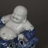 Budai-Figur - China 20. Jh., Porzellan, in liegend… - photo 3