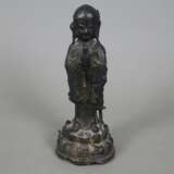 Kleine Bronze eines Buddhaschülers - China, Ming/Q… - фото 1