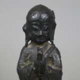 Kleine Bronze eines Buddhaschülers - China, Ming/Q… - фото 3
