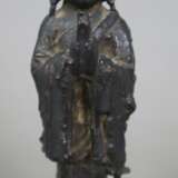 Kleine Bronze eines Buddhaschülers - China, Ming/Q… - фото 4