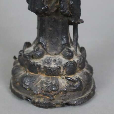 Kleine Bronze eines Buddhaschülers - China, Ming/Q… - photo 5