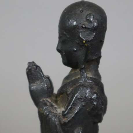 Kleine Bronze eines Buddhaschülers - China, Ming/Q… - фото 6