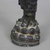 Kleine Bronze eines Buddhaschülers - China, Ming/Q… - фото 7