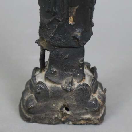 Kleine Bronze eines Buddhaschülers - China, Ming/Q… - Foto 9