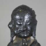 Kleine Bronze eines Buddhaschülers - China, Ming/Q… - фото 10