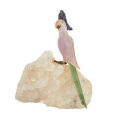 Mineralien-Papagei auf Bergkristallsockel.
