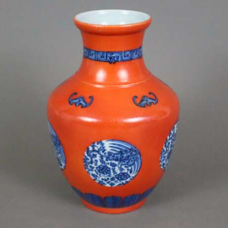 Vase - China 20.Jh., oranger Fond mit Mäander, Bla… - фото 1