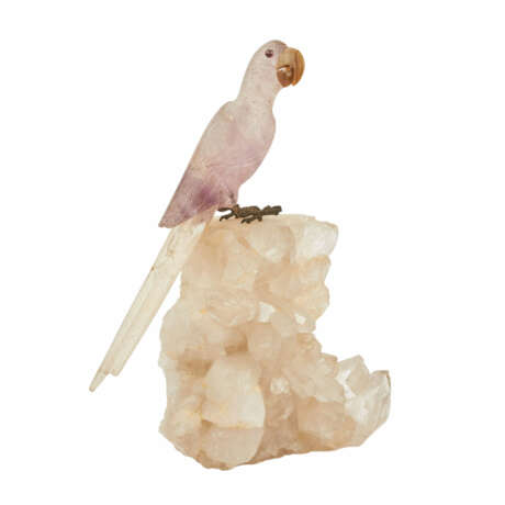 Mineralien-Papagei auf Bergkristallsockel. - фото 1