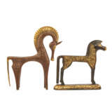 Zwei stilisierte Pferdeskulpturen aus Metall. - Foto 4