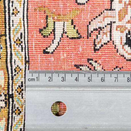 Orientteppich aus Seide. 20. Jahrhundert, ca. 59x78 cm. - photo 4