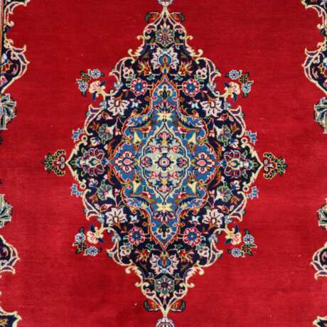 Keschan - Iran, Wolle, rotgrundig, Signatur auf ir… - фото 2