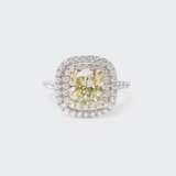 Fancy-Diamant Ring mit Brillant-Besatz. - photo 1