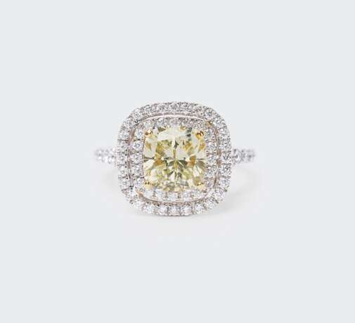 Fancy-Diamant Ring mit Brillant-Besatz. - фото 1