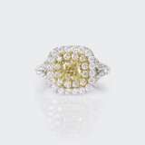 Fancy-Diamant-Ring mit Brillant-Besatz. - фото 1