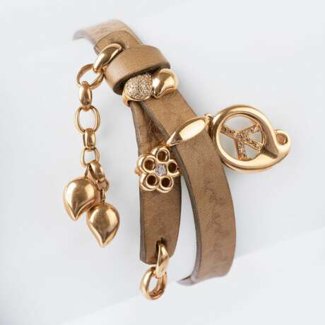 Tamara Comolli. Leder-Wickelarmband mit Gelbgold-Anhänger 'Peace und Hearts'. - Foto 1