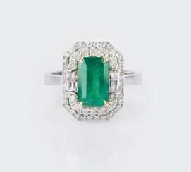 Klassisch-eleganter Smaragd-Brillant-Ring.