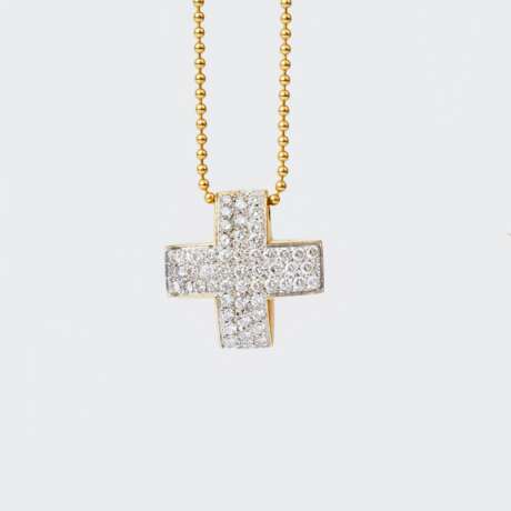 Juwelier Wempe. Brillant-Anhänger 'Kreuz' an Kette. - photo 1