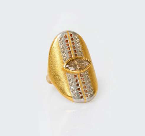 Michael Zobel (Tanger/ Marokko 1942). Großer Fancy Diamant-Ring. - Foto 1