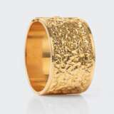 Breiter Gold-Armreif mit Relief-Dekor. - Foto 1