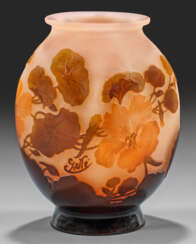 Gallé-Vase mit Kapuzinerkresse-Dekor