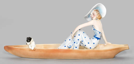 Goldscheider-Figur eine mondänen Dame mit Foxterrier im Boot - фото 1