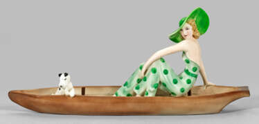 Goldscheider-Figur eine mondänen Dame mit Foxterrier im Boot