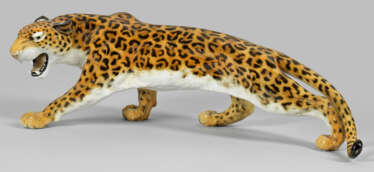 Schreitender, fauchender Leopard