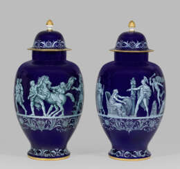 Paar monumentale Meissen Vasen mit Darstellungen aus dem