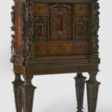 Renaissance-Kabinettschrank auf Stollen - photo 1