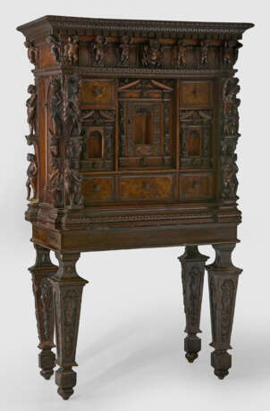Renaissance-Kabinettschrank auf Stollen - фото 1