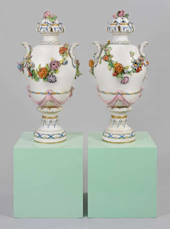 Paar monumentale Deckelvasen mit plastischem Blumendekor - Foto 1