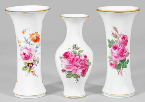 Drei Vasen mit Blumendekor - photo 1